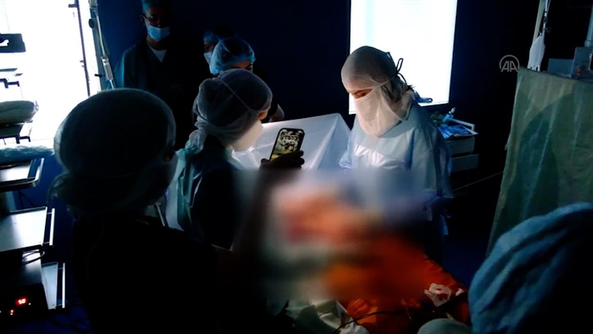 Ukrajinští lékaři si na operace svítí mobilními telefony